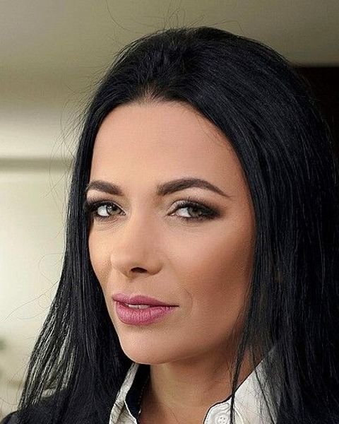 Shalina Devine – brunette portrait at home